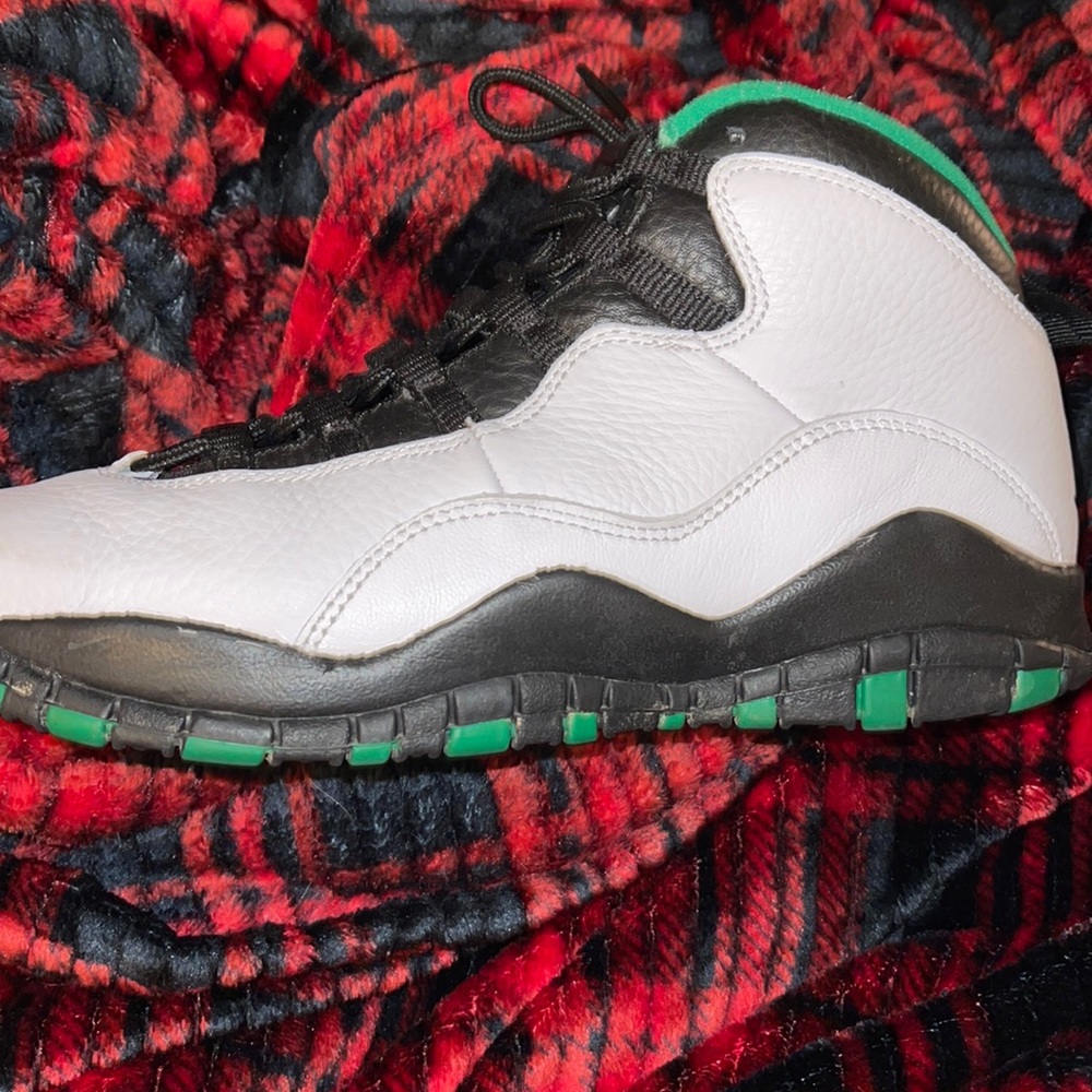 Jordan’s size 6.5 youth fits 8.5 foot